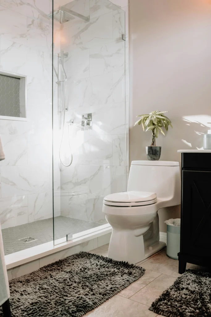Beautiful renovated bathroom showcasing a while toilet and stand up shower by Keen Bathrooms - Bathroom Renovations Hamilton Ontario Homeowners Trust