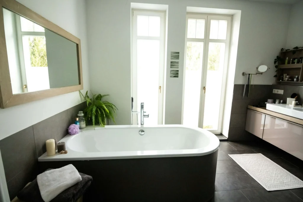 Beautiful renovated tub. Keen Bathrooms - bathroom renovations Brantford homeowners trust.